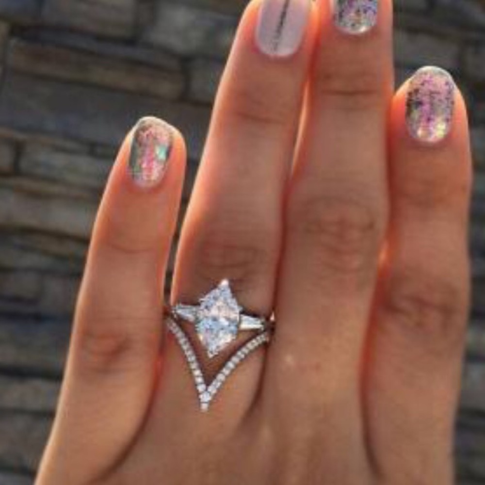 .✅🌹925 White Sapphire Fashion Ring.
